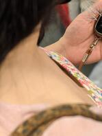 今天坐地铁快到站的时候,看到那个女人乳头2