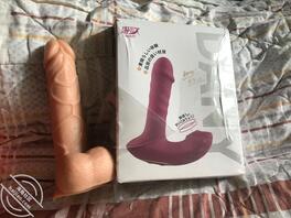 堂嫂已经很久没有性生活了，手里的成人用品又多了2