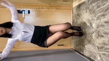 嫂子在家诱惑我，忍不住射她嘴里了