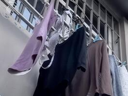 真想把这奶罩拿下来射在上面，想把它顺走，评论区看看你们家人的奶罩。0