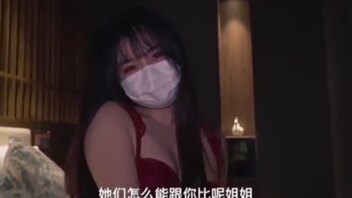 2-姐弟乱伦，姐姐接上弟弟说是有惊喜，结果穿上了诱惑内衣勾引弟弟来艹