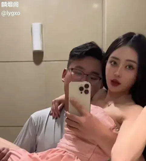 抖音百万粉丝富二代 网红深圳湾小乐 和 DJ jumi小鲸鱼 被爆出口交性爱视频流出