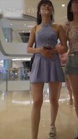【裙底系列】短裙妹子和朋友一起逛商场拍照，殊不知自己裙底花内裤也被拍。