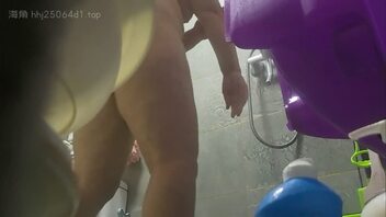 偷拍骚逼丈母娘洗澡，大肥馒头逼，还无毛