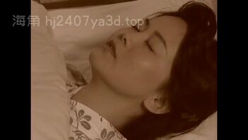 由于丈夫要出远门了，妻子义无反顾的满足丈夫，并嘱咐女儿也好好服侍爸爸