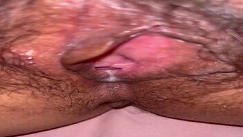 手摸骚逼，清晰看到流水了。寻夫妻交换的同好