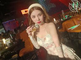 偷拍朋友上厕所 她不会想到她的逼会被所有人看到2