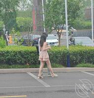 在体检中心碰到陪男朋友体检女生，看看别人家的女朋友腿是真的白，真想操她啊0