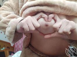 过完年母狗又来发骚啦，今日份奶子和逼逼，请哥哥们签收2