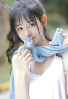 运动系极品阳光美少女，白皙鲜嫩的美腿十分诱人，十分清纯可爱，好想操她。1