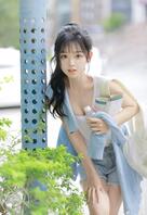 运动系极品阳光美少女，白皙鲜嫩的美腿十分诱人，十分清纯可爱，好想操她。2