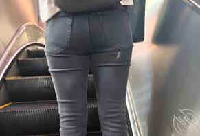 熟妇姐姐的黑色紧身牛仔裤