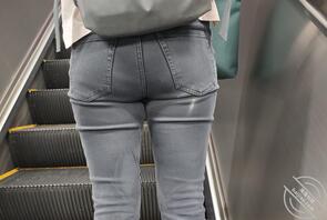 熟妇姐姐的黑色紧身牛仔裤1