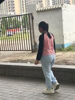 街拍肥臀肥臀，这个看着也不错哦