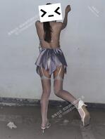 原创大学妹妹同居系列…109周末和妹妹逛街，楼道里脱下内裤勾引我