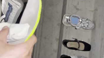 接上一个帖子骚妻刚脱下来的鞋