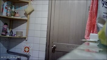 2024/04/06 偷拍騷逼姐姐洗澡，肉肉型屁股跟奶子大都挺大的