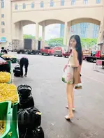 顶级美腿大学生兼职外围清纯眼镜美女，外表纯纯却骚的很，坐在身上各种摸2