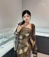 带女友来博物馆 最后偷偷把衣服拉下来一点 漏出女友自豪的乳沟 