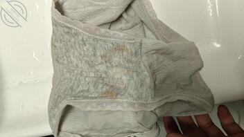 我的高中妹妹刚换下来的内裤，拿着狠狠撸了几发，想看海友怎么羞辱玩她0