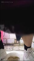 终于偷拍到女同事拉屎撒尿了，逼逼里还留出了白浆。