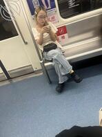 地铁随便拍的白袜