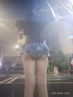 女大学生深夜超短裙露出1