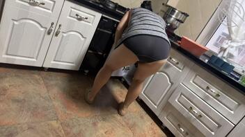 小姨做饭没关门 被我偷偷拍到了 有没有喜欢的 多多交流评价0