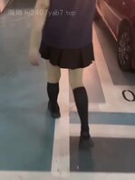 奔驰哥酒吧玩完直接载18岁刚成年小妹妹回家爆操，最后直接内射