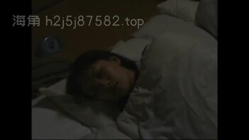 欲求不满的妻子刚起床就要找老公做爱，老公走后，更是寂寞模拟老公做爱自慰