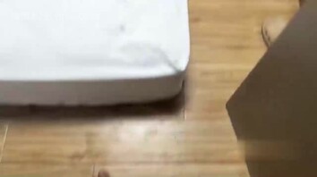 亲爹外出做生意晚上我找小妈解闷，小妈刚开始还不要后面还主动骑乘，哈哈