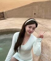 跟妈妈去新疆旅游,看到妈妈穿得太性感了,精虫上脑就把他给强奸了。1