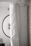 跟妈妈去新疆旅游，看到妈妈穿得太性感了，精虫上脑就把他给强奸了。