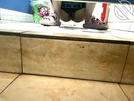 厕拍几个小逼，都是零零后，有一个阴毛真茂盛，就是设备差点意思拍不了太清晰0