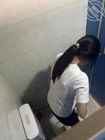 厕拍几个小逼，都是零零后，有一个阴毛真茂盛，就是设备差点意思拍不了太清晰2