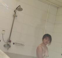 偷拍极品小萝莉洗澡（已成年）