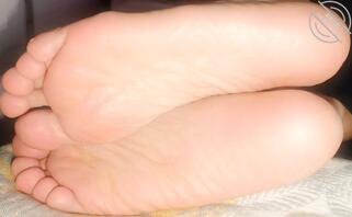 绿母，偷拍熟女妈妈骚脚，这脚贡献给你想怎么玩