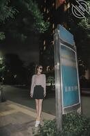 就喜欢把逼露出来---理万姬夜晚公交车上剪破衣服大胆露出1