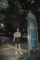 就喜欢把逼露出来---理万姬夜晚公交车上剪破衣服大胆露出2