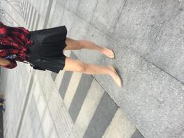 短发眼镜丝袜美腿妹子2