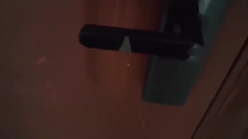 老妈轮流被我和表弟操，刺激的儿子绿瘾犯了，跪在门口叫声撸管