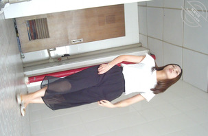 【免费福利】美女少妇上厕所露脸被拍，一边拉屎一边玩手机0