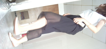 【免费福利】美女少妇上厕所露脸被拍，一边拉屎一边玩手机1