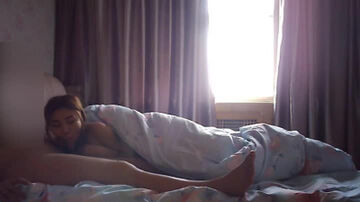 （有对白）露脸的小骚货，在被窝里不老实，主动给我含大牛