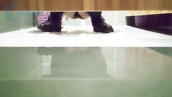 厕所偷拍女同事小莉女厕尿尿