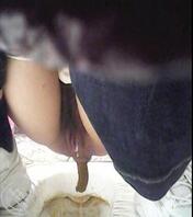 拍到女同事拉屎撒尿了，逼逼里居然流出白浆！刚被操过吗？0