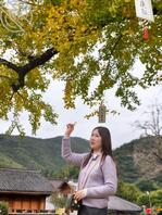 湖州人妻少妇，又想叫我干她骚笔。干多了没兴趣了，喊她妈一起玩，海友，一起0