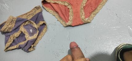 在后妈内裤上面发现了一滴精液0