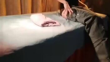 清纯可爱的姐姐，当着姐夫的面前勾引弟弟，弟弟忍受不了内射姐姐无毛逼