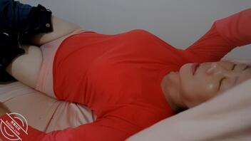 老婆睡觉时趁机用毛巾遮住她脸然后脱裤露毛1